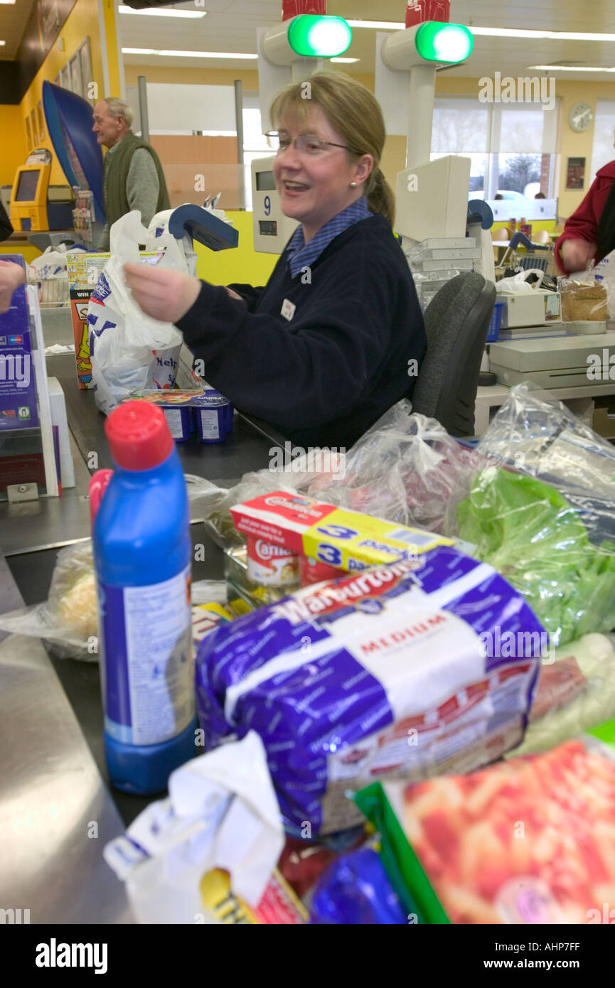 Kasse im Supermarkt Tesco s Stockfoto