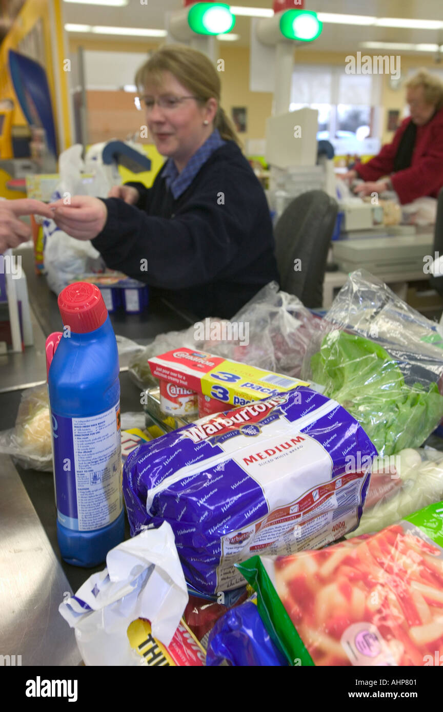 Kassiererin in einem Supermarkt Tesco s Stockfoto