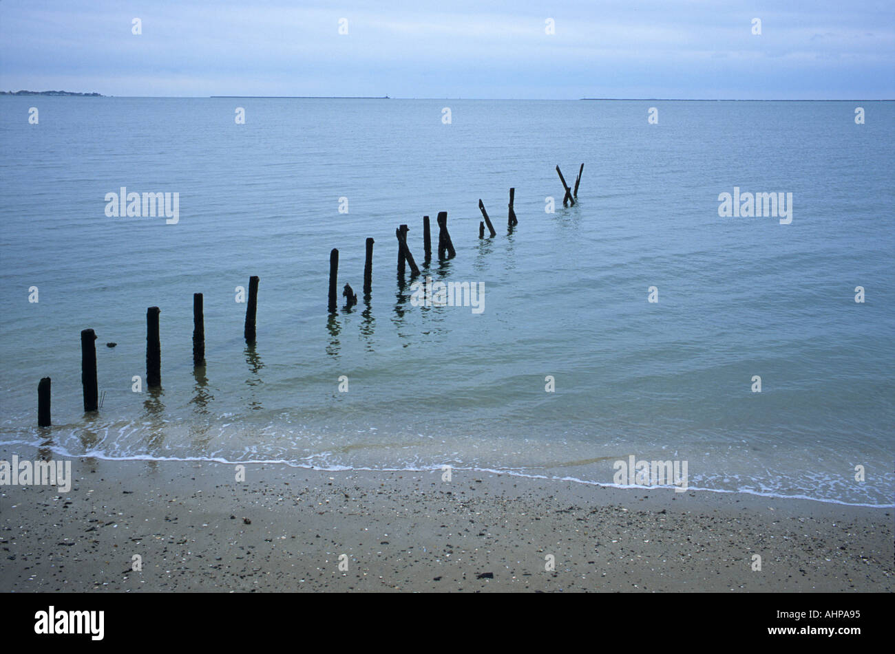 Ruhiges Meer mit alten Pier entlang Strand Connecticut Usa Seestück Stockfoto