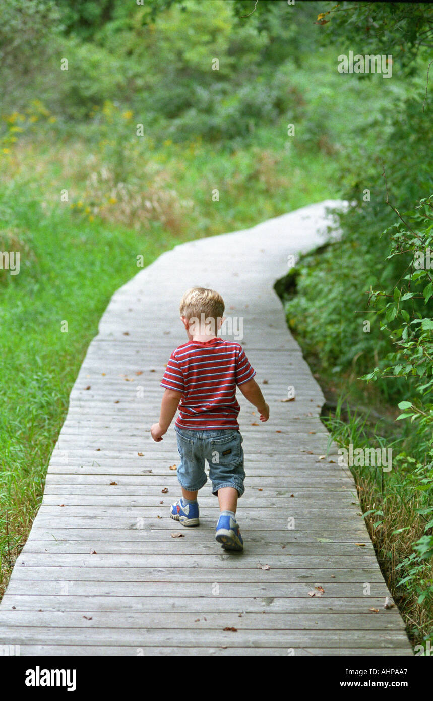 Kleines Kind zu Fuß auf Fußweg entfernten Kindheit Stockfoto