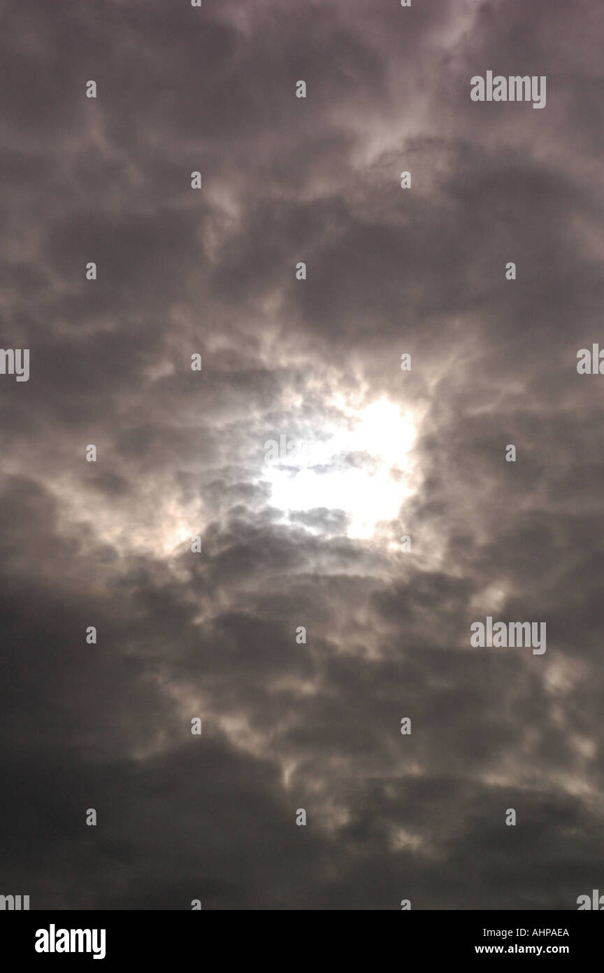 Stürmischen Wolken die Sonne spähen durch Stockfoto