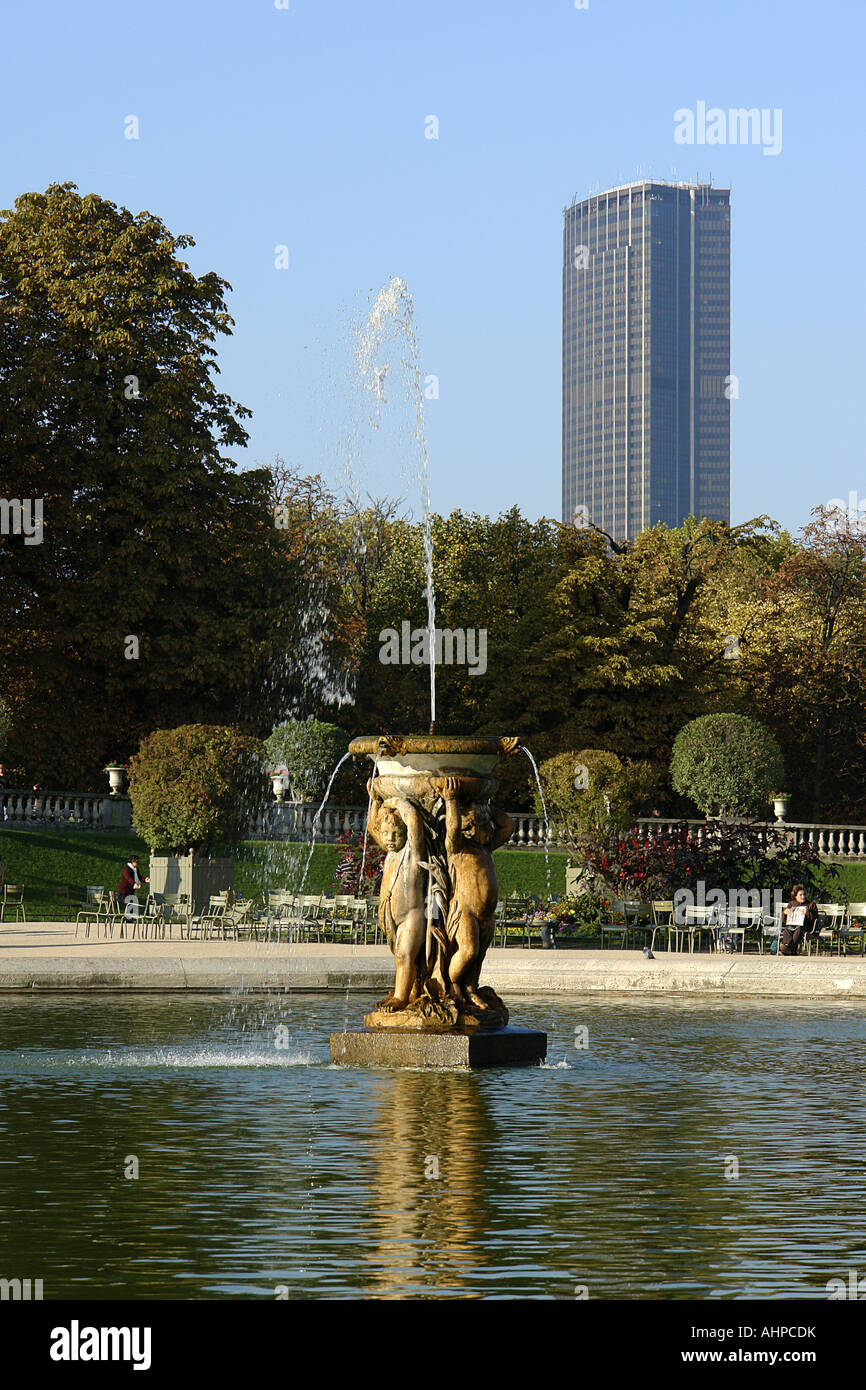 Der Jardin du Luxembourg mit Montparnasse Turm im Hintergrund Paris Frankreich Stockfoto