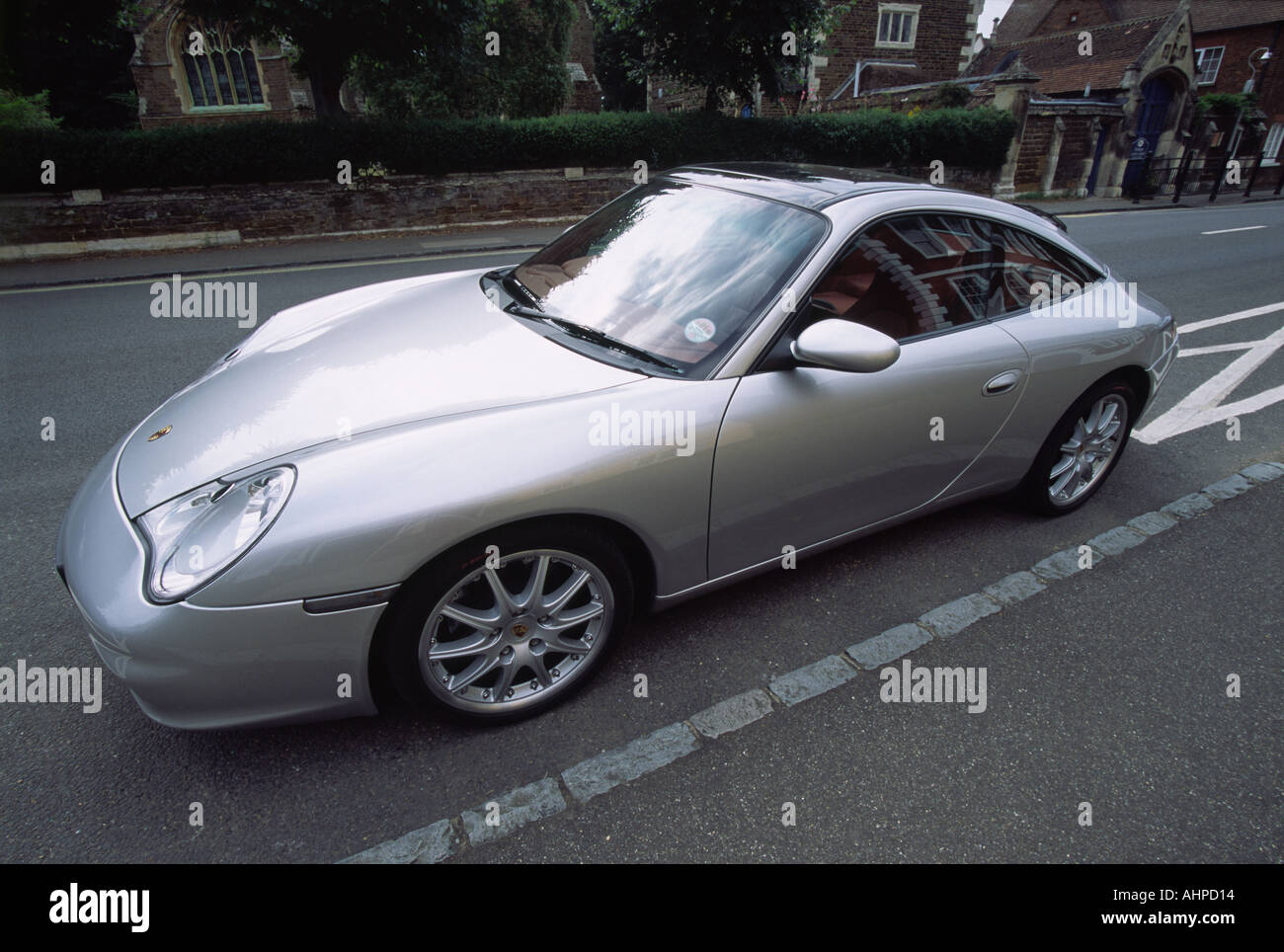 Silber Porsche Targa geparkt in der Land-Stadt Stockfoto