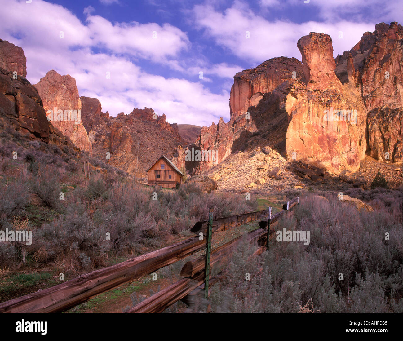 Bunten Felsen und Kabine in Leslie Gultch Oregon Stockfoto