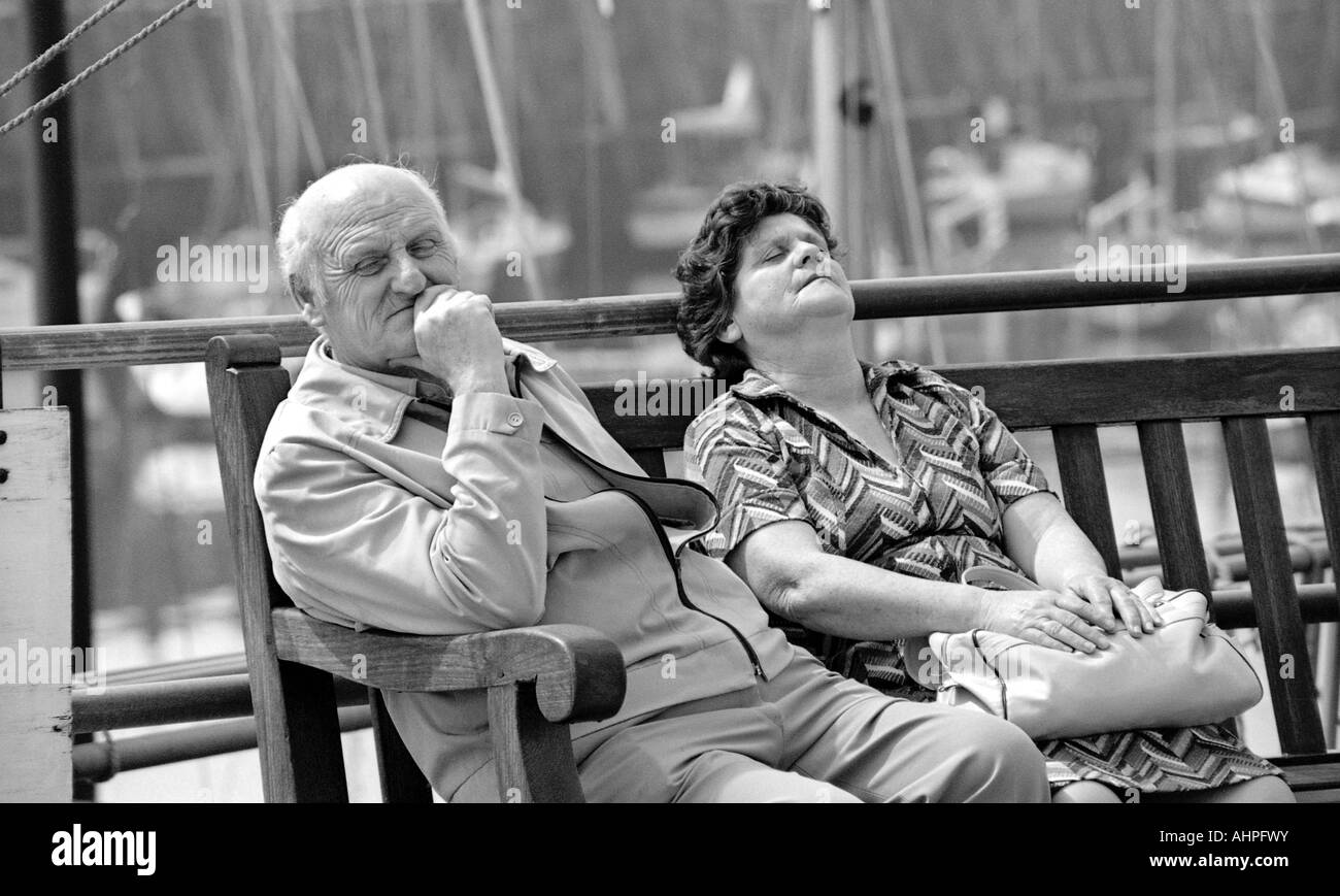 Altes Ehepaar ruht auf Meer vordere Bank in Bridlington. Stockfoto