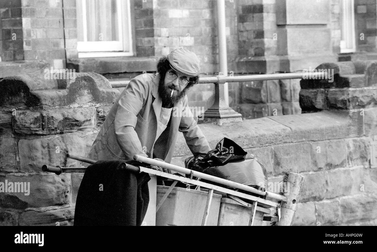 Straße-Reiniger mit Karren und Pinsel. Stockfoto