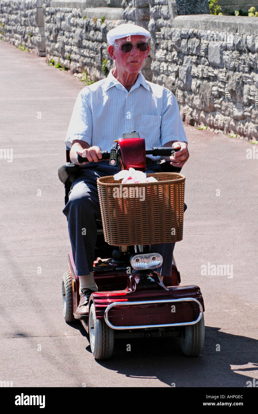 Senioren Mannlich Reiten Eine Behinderung Scooter Oder Behinderte Buggy Stockfotografie Alamy