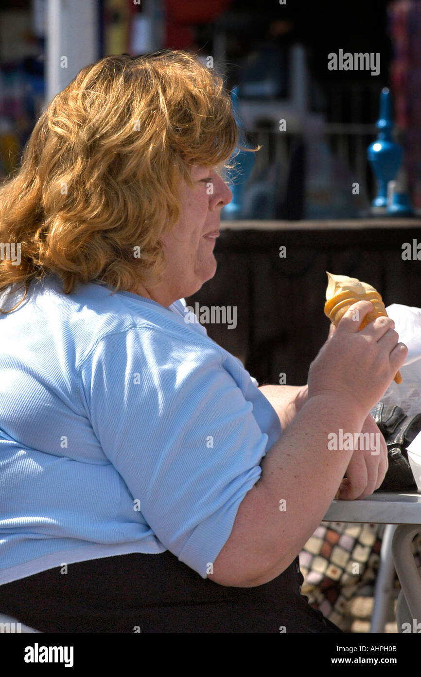 Beleibte Frau ein Eis essen. Stockfoto