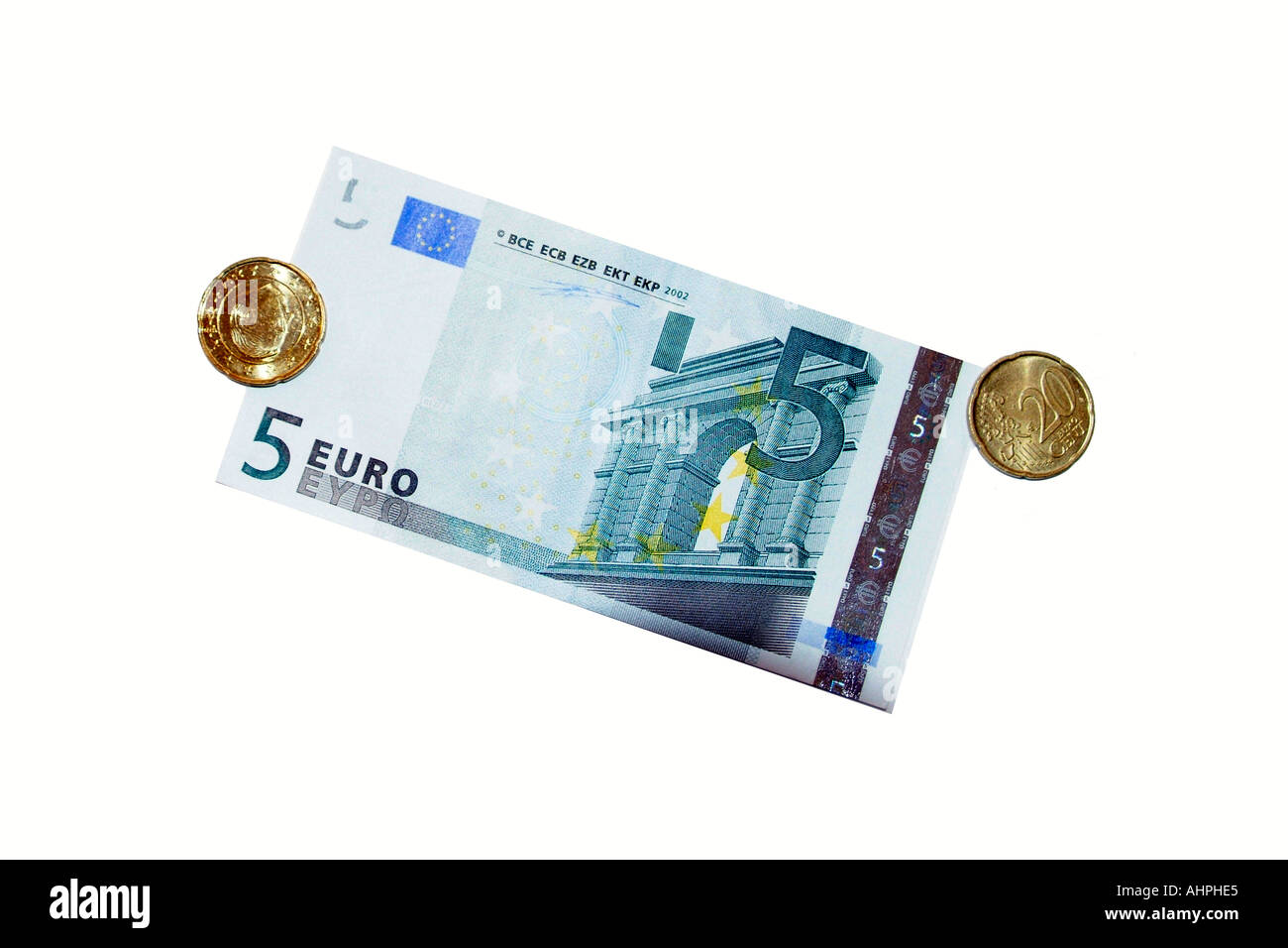 Einen 5 Euro-Schein und zwei Münzen vor einem weißen Hintergrund. Stockfoto