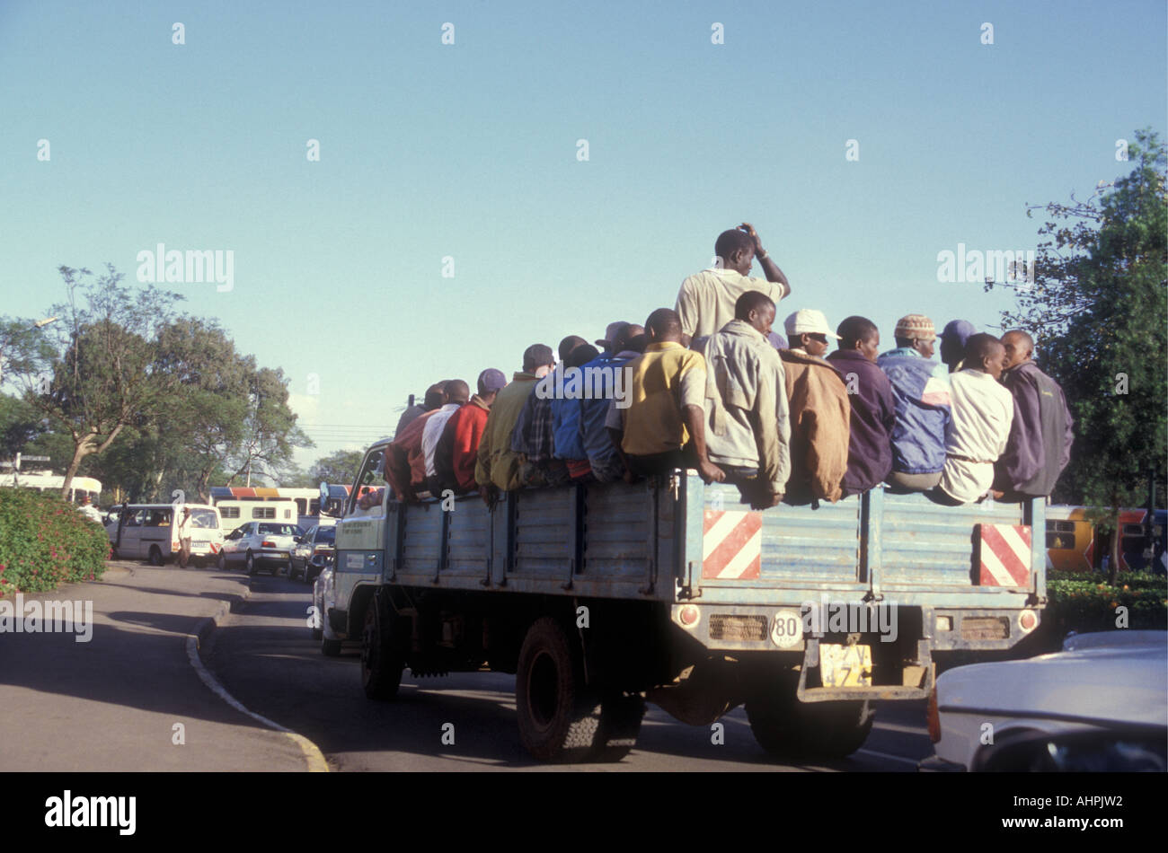 Geladen über offene Top LKW tragen Arbeiter um Nairobi Kenia in Ostafrika zu arbeiten Stockfoto
