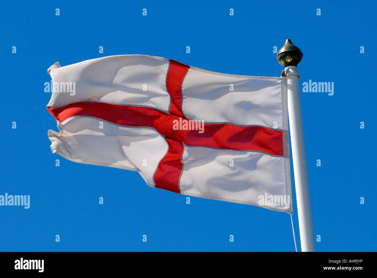 St George Flagge auf eine Fahnenstange. Stockfoto