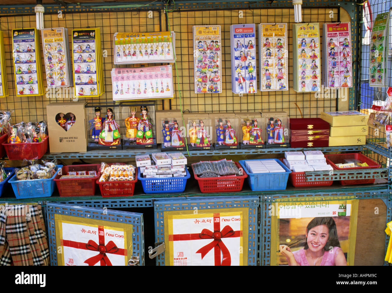 Souvenir-Stall in Seoul City Südkorea verkaufen kleine Puppen in kulturellen Kostüm Stockfoto