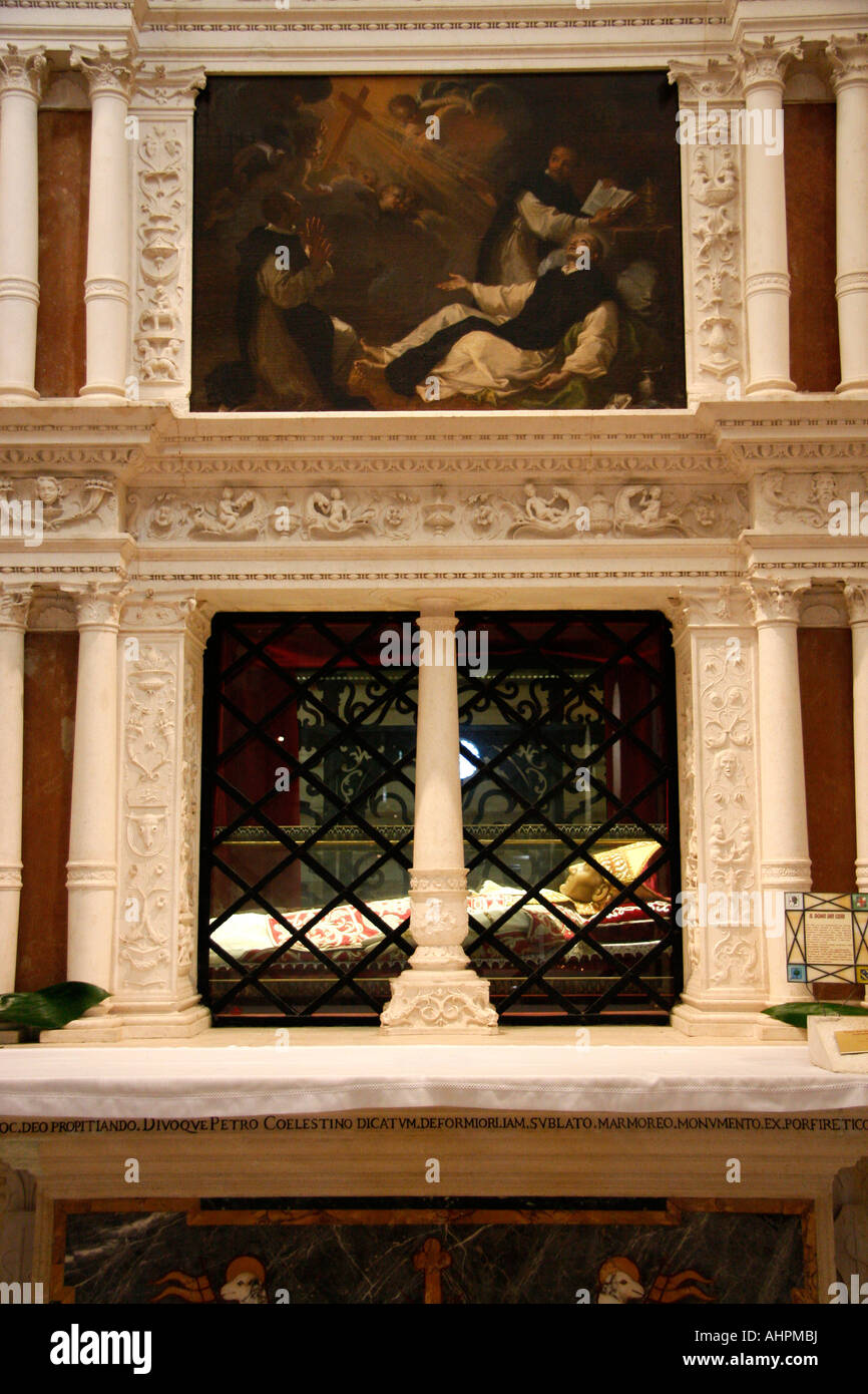 Das Mausolleum von Celestino V, befindet sich in der Basilicadi Santa Maria di Collemaggio, l ' Aquila, Abruzzoi, Italien Stockfoto
