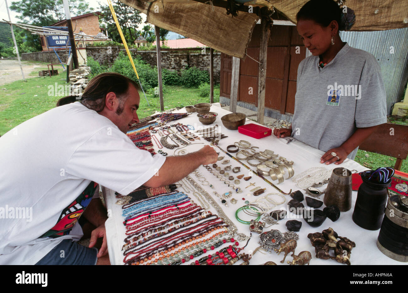 Tourist kauft Geschenke an einem tibetischen Geschenkstand. Pokhara, Nepal Stockfoto