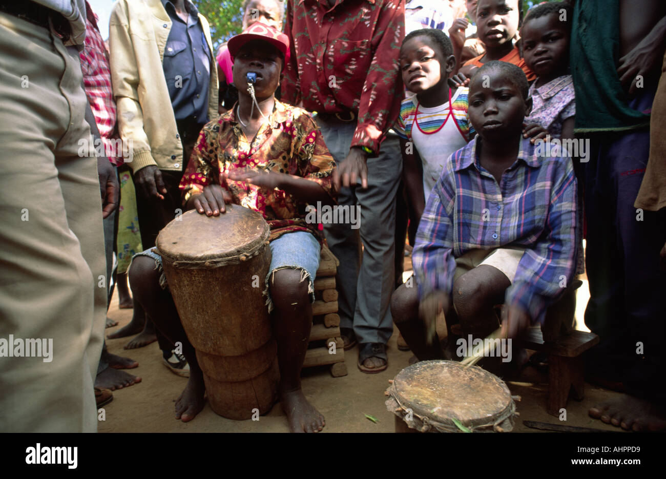 Ländliche Dorfmusiker mit Trommeln. Zambezia, Mosambik Stockfoto