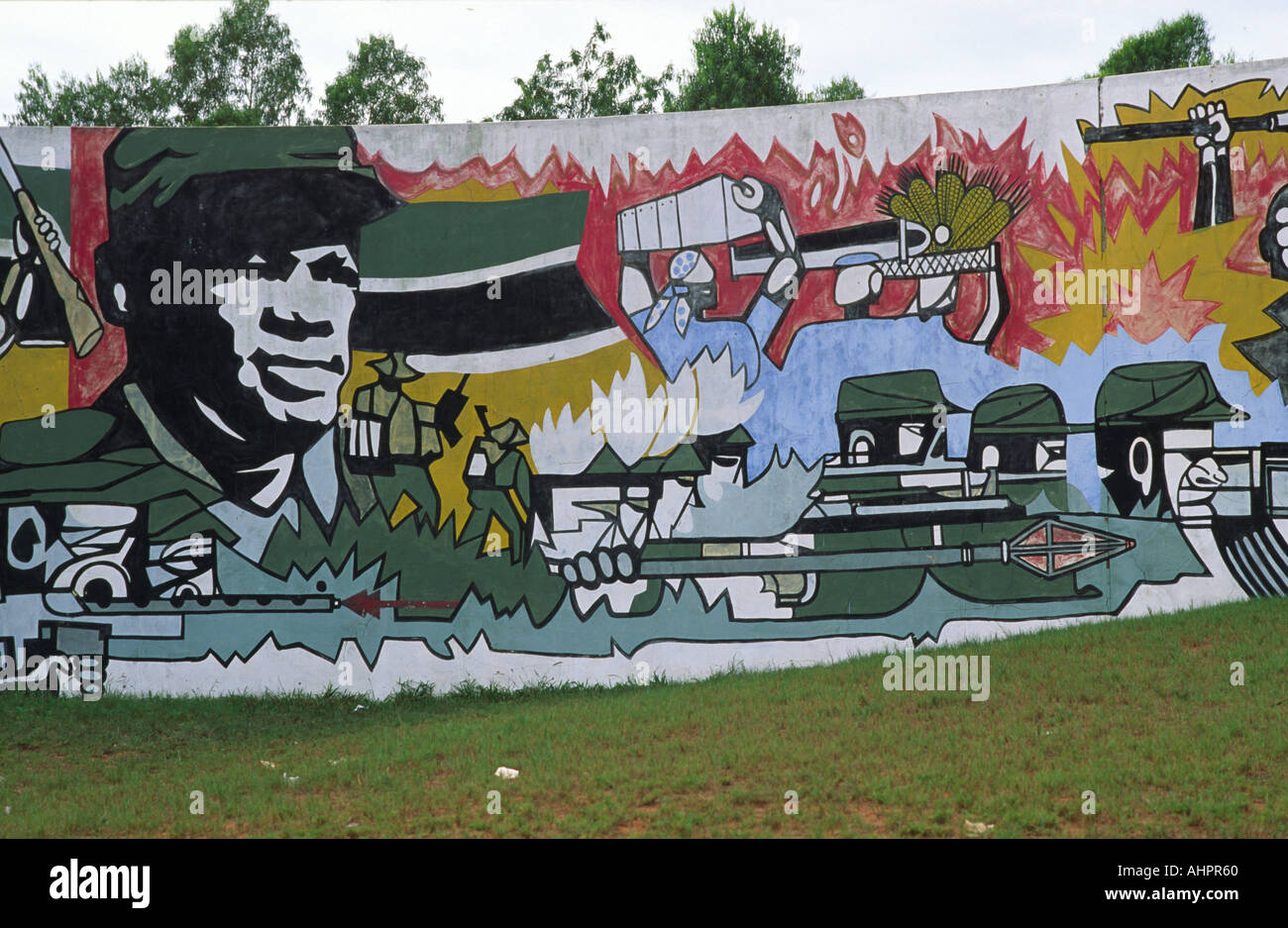 FRELIMO Propaganda Wandbild neben einer Kreuzung an einer belebten Straße. Mosambik Stockfoto