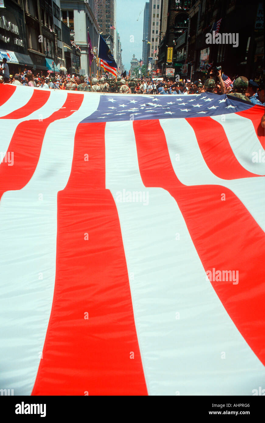 Große U-S-Fahne bei Desert Storm Victory Ticker Tape Parade New York City New York Stockfoto