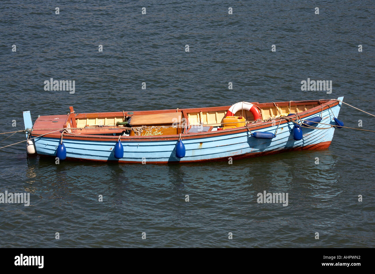 kleine hölzerne Motorboot am Fluss Dart Dartmouth Devon England Europa Vereinigtes Königreich Stockfoto