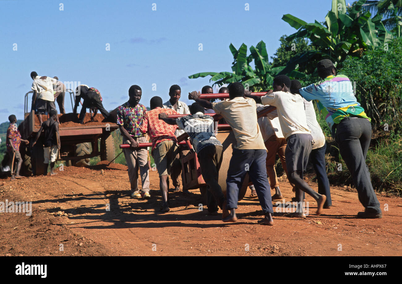 Gemeindearbeiter bauen nach dem Bürgerkrieg per Hand eine beschädigte Straße wieder auf. Zambezia, Mosambik Stockfoto
