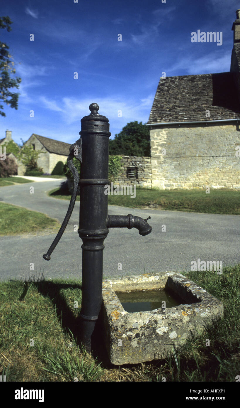 Das Dorf Pumpe, wenig Barrington, Gloucestershire, England, UK Stockfoto