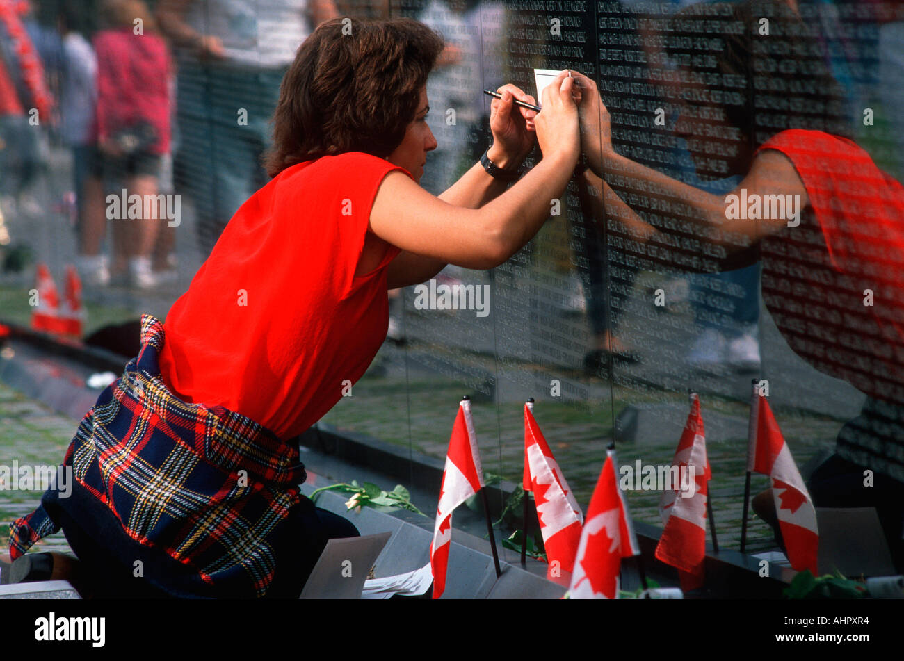 Frau verfolgen einen Namen eines Soldaten in Vietnam Memorial Wall Washington D C Stockfoto