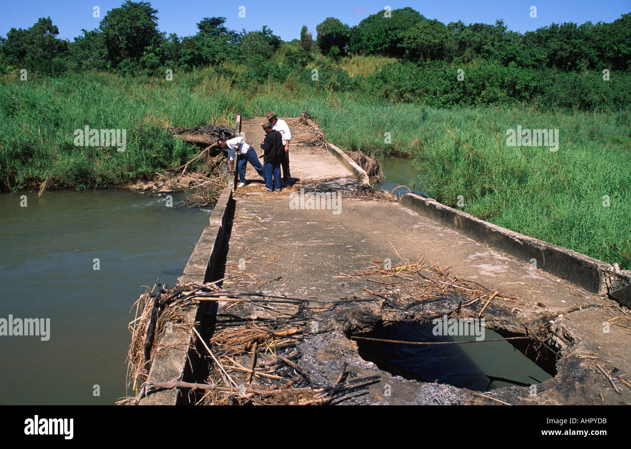 Ingenieur Inspektion zerbombten Brücke, Mosambik Stockfoto