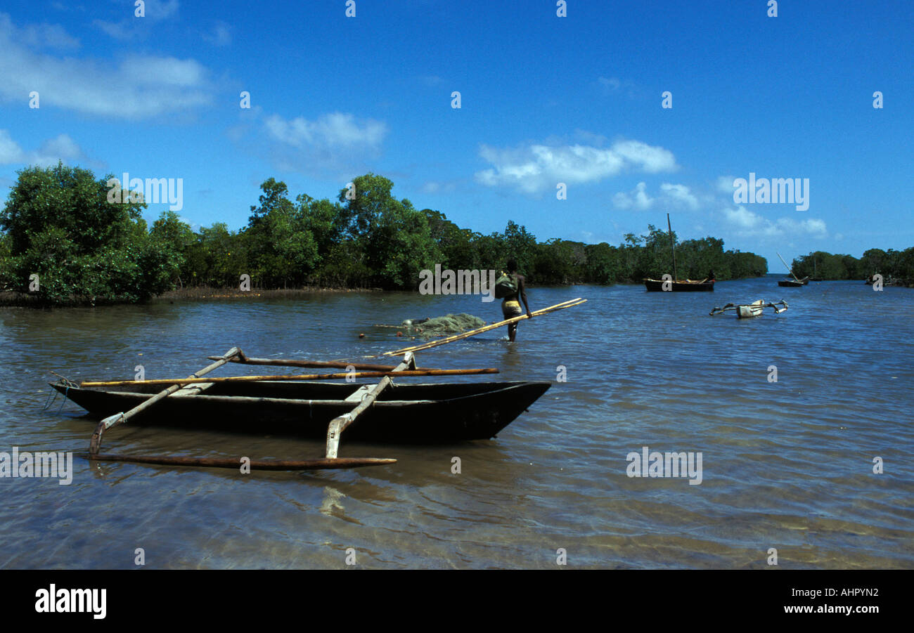Fischen Kanu zwischen Mangroven, Ibo Island, Mosambik Stockfoto