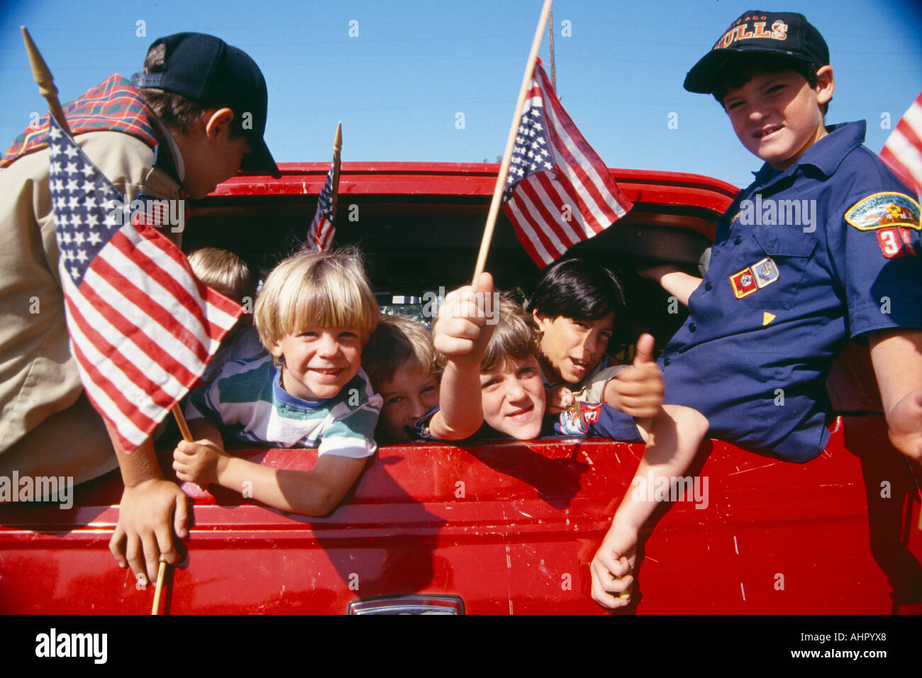 Wölflinge wehenden amerikanische Flaggen von Rückseite Auto Los Angeles Kalifornien Stockfoto