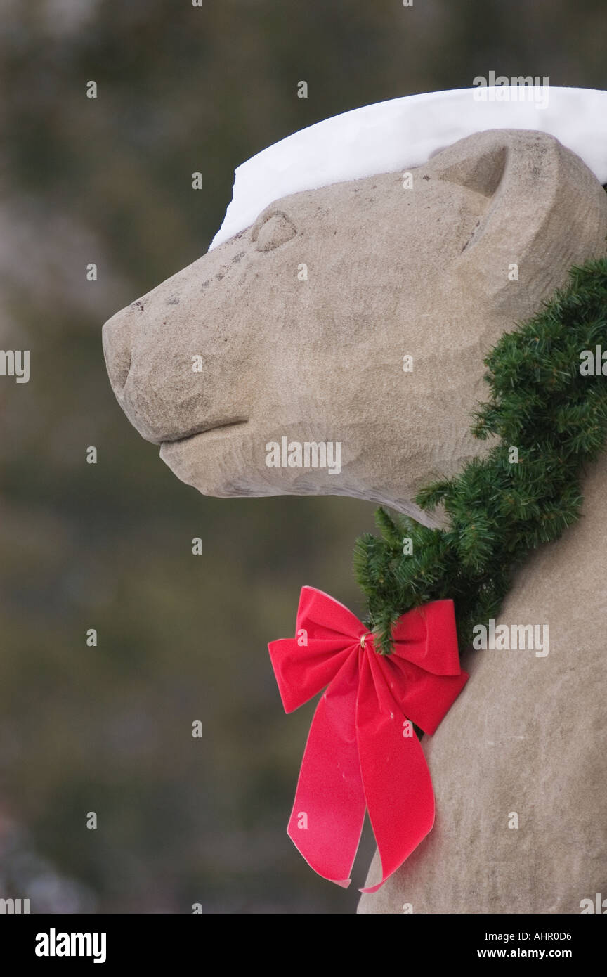 Bärenstatue mit Adventskranz in Mammoth Hot Springs Post Office