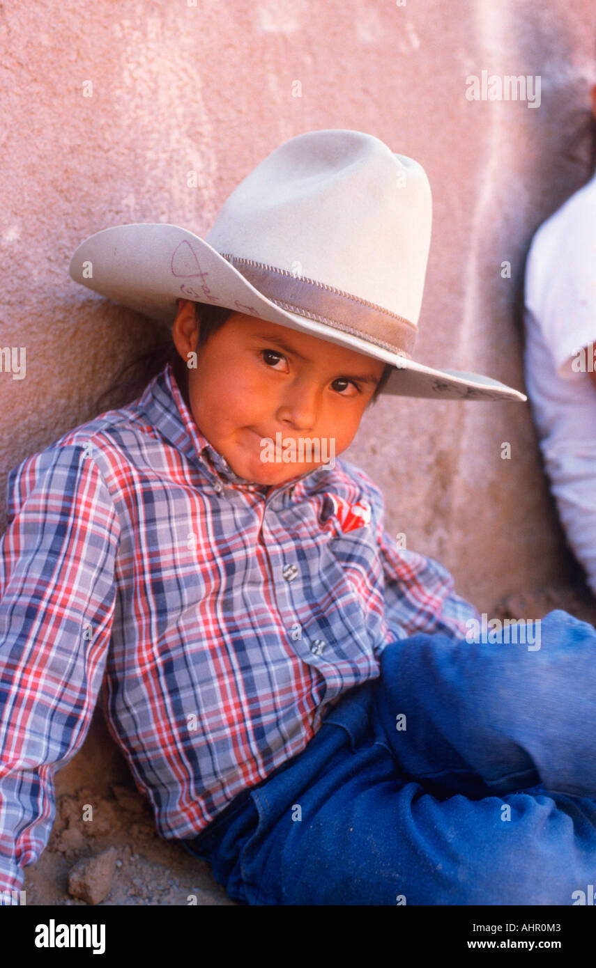 Junge Indianer Cowboy liegen auf Erden Gallup, New Mexico Stockfoto