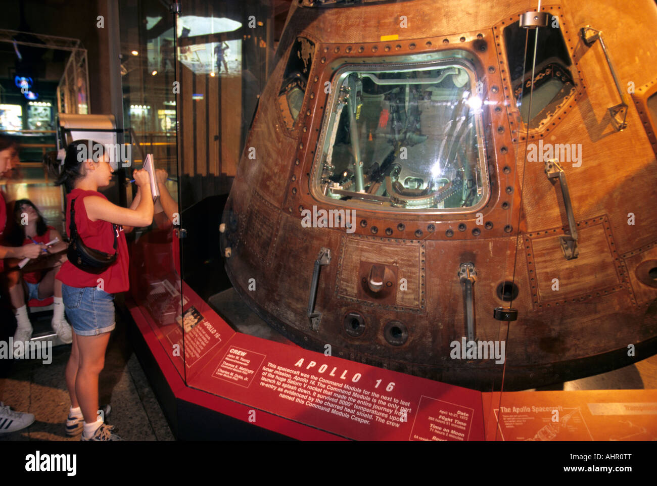 Huntsville, Alabama.  Space Camp Camper suchen bei Apollo 16 Monitorbox im Raumfahrtmuseum. Stockfoto