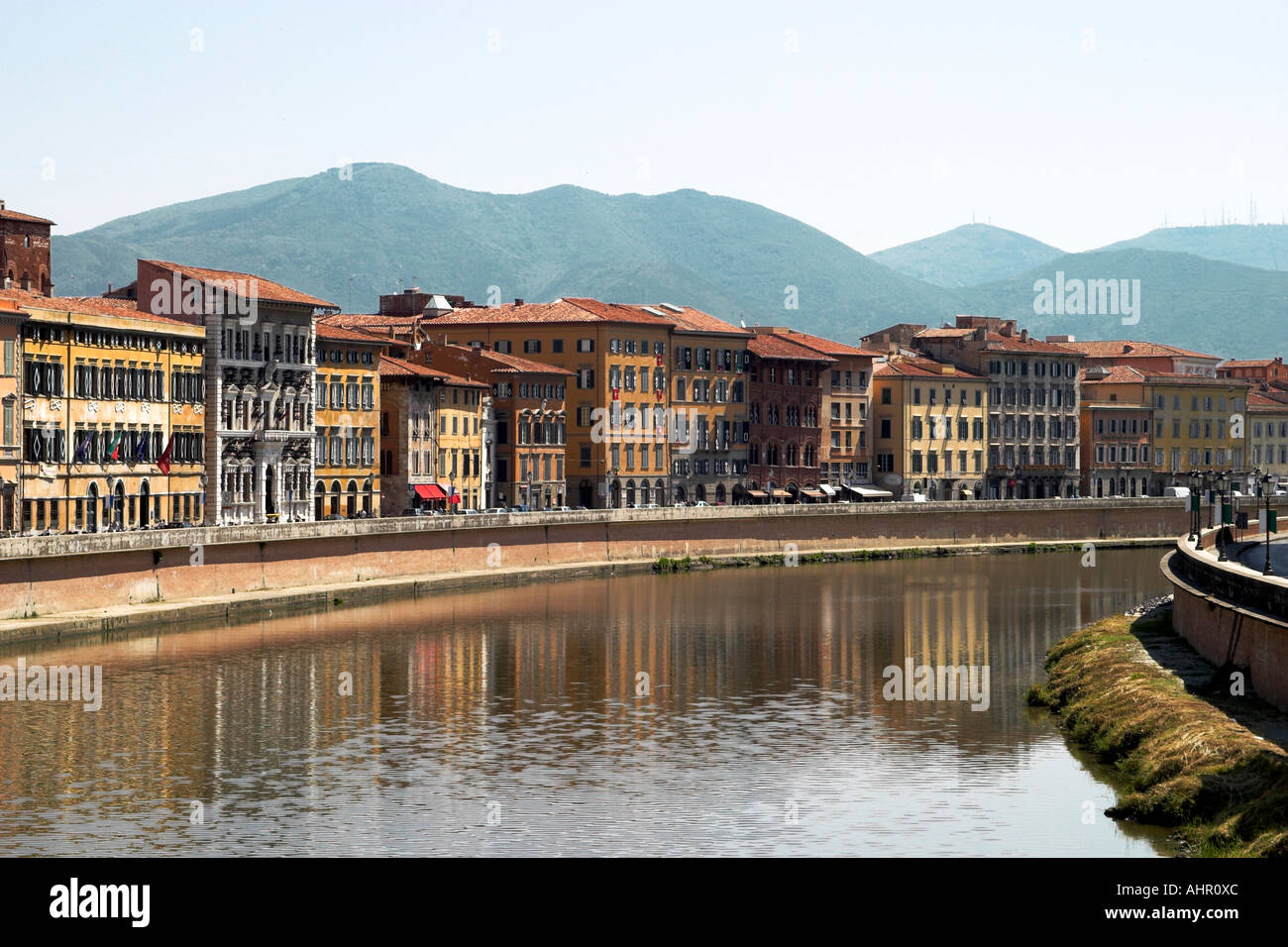 Lunga Pacinotti auf dem Fluss Arno durch die Stadt von Pisa, Italien. Stockfoto