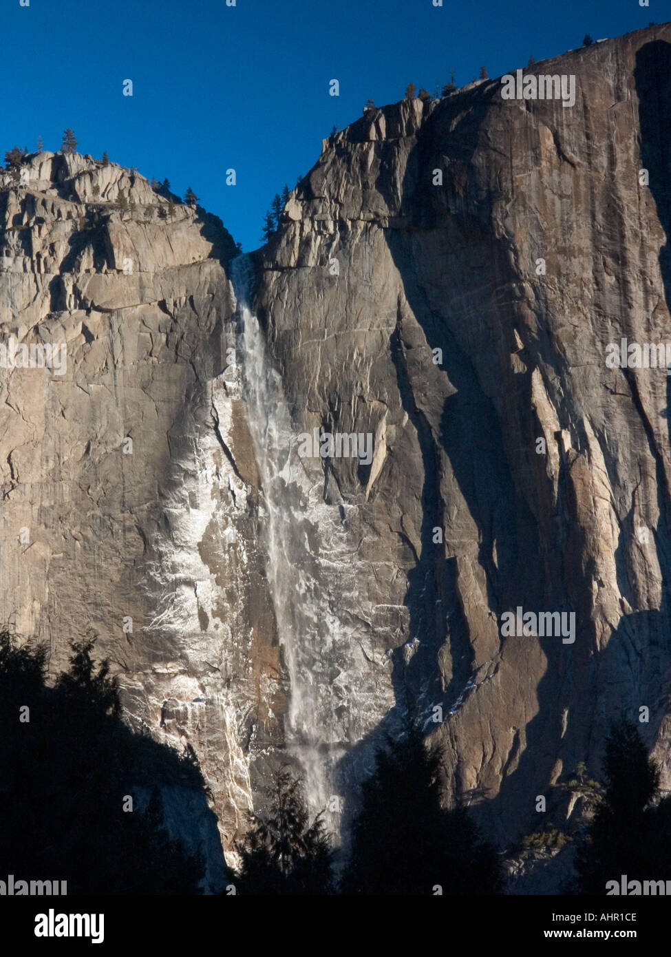 Upper Yosemite Falls im November kurz nach Sonnenaufgang Stockfoto