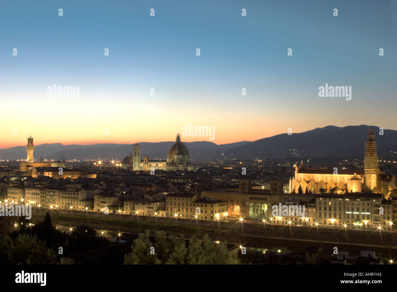 Entnommen aus der Piazzale Michelangelo über die Dächer von Florenz in Richtung Dom und Santa Croce und dem Arno können s Stockfoto