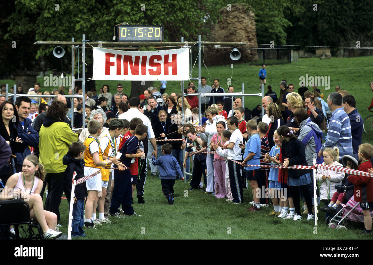 Volkslauf finishing Trichter mit Menschen applaudieren Finishern, zur Abtei Felder, Kenilworth, Warwickshire, England, UK Stockfoto