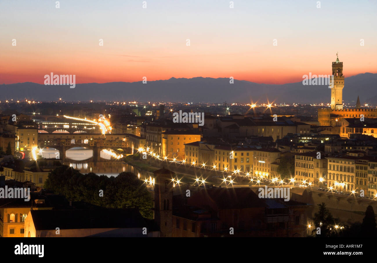 Die Ostseite der Ponte Vecchio und dem Fluss Arno in der Dämmerung Stockfoto