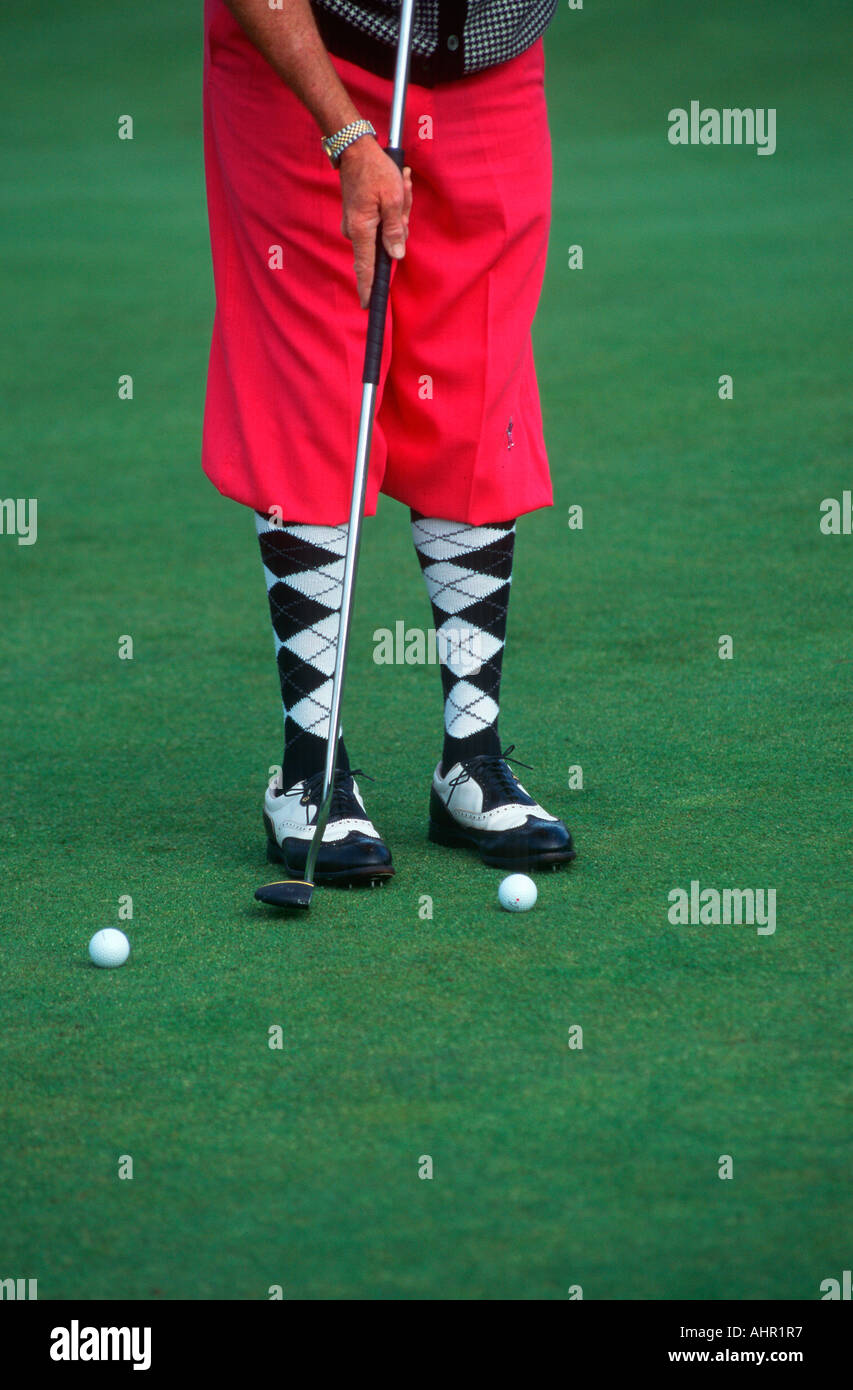 Golfer tragen Argyle Socken und rosa Golfhosen Ojai Kalifornien Stockfoto