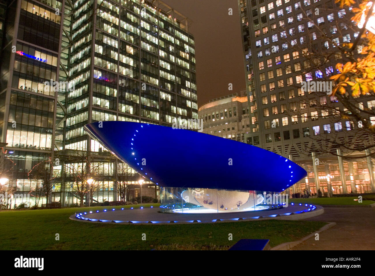 Blau-Funktion in der Nacht in Kanada Square Canary Wharf in London Stockfoto
