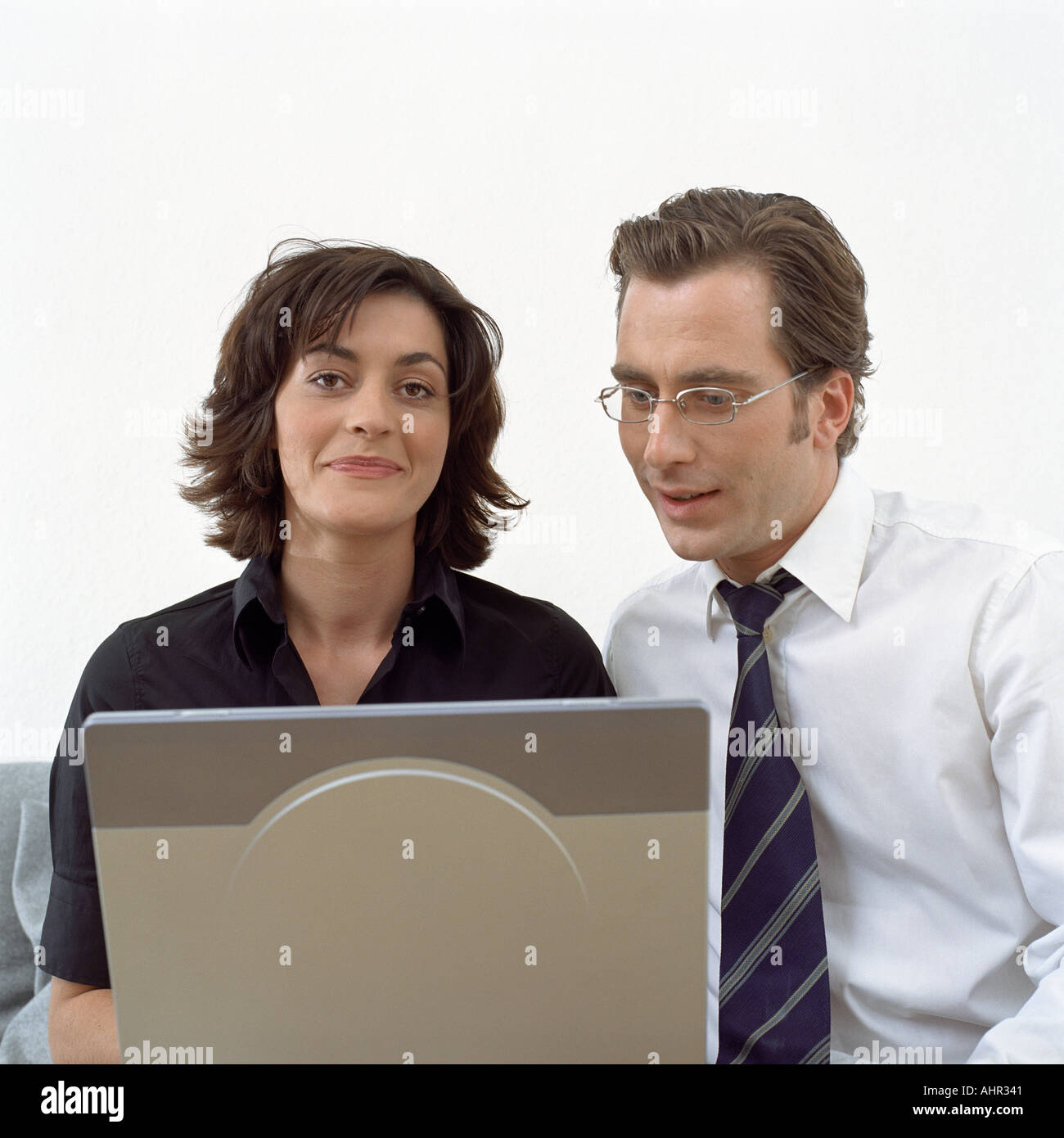 Glückliches Paar mit laptop Stockfoto