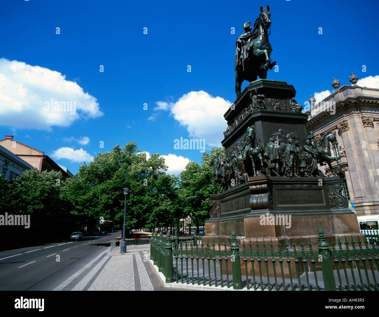 Statue von "der Alte Fritz" (König Friedrich der große) in der Nähe von Bebelplatz in Berlin Deutschland Stockfoto