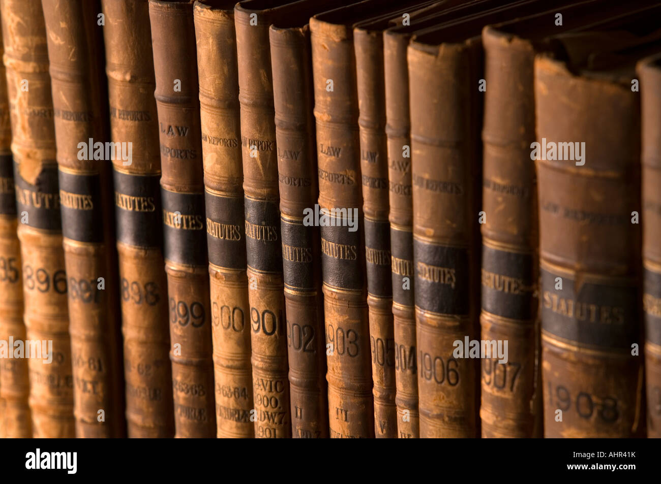 Zeile des alten englischen Statuten Gesetzesbücher. Stockfoto