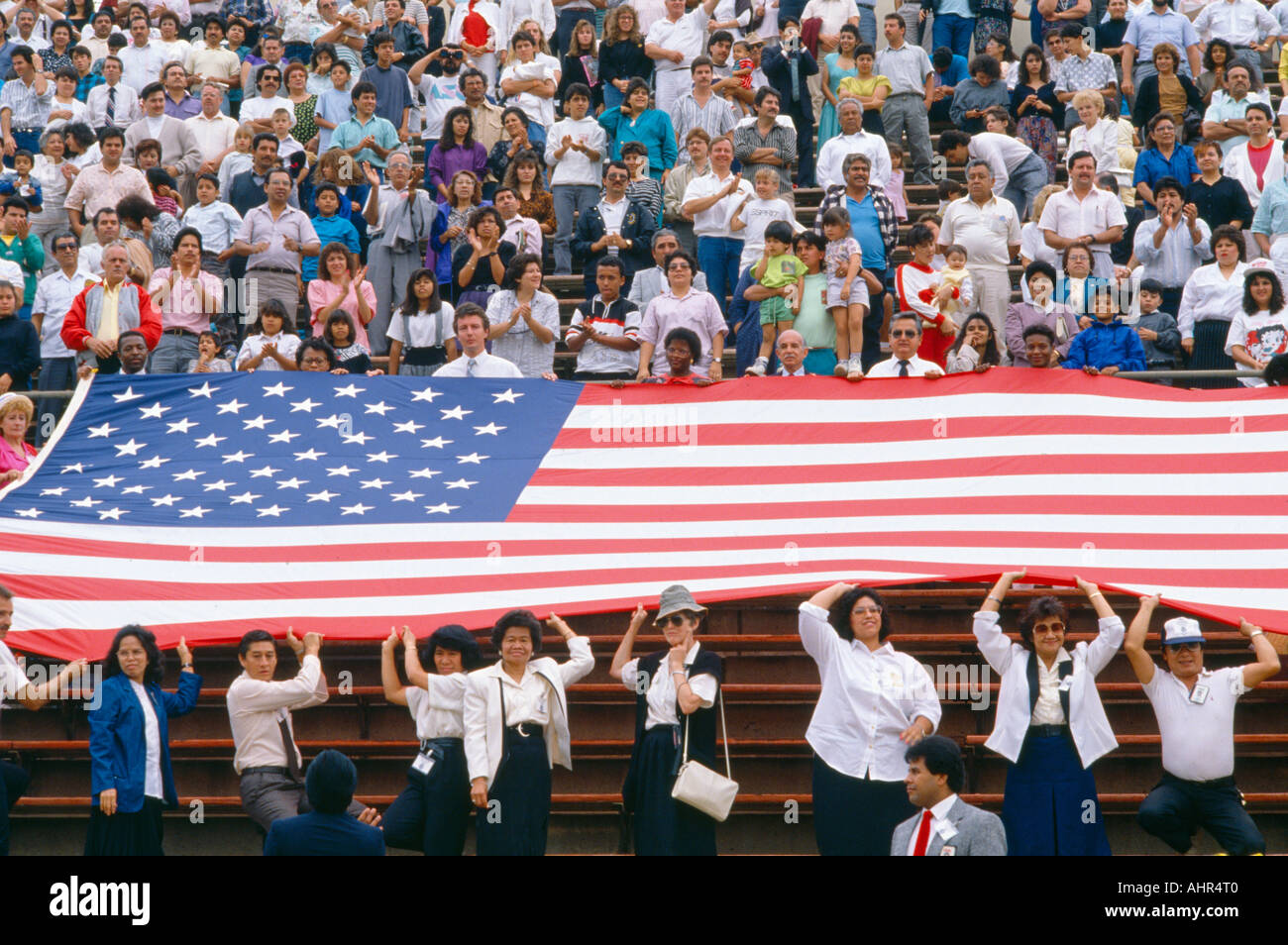 Menge an Sport-Event mit großen amerikanischen Flagge Stockfoto