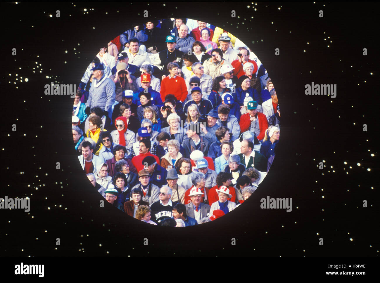 Menschenmenge in Kreis über Sterne Hintergrund Stockfoto