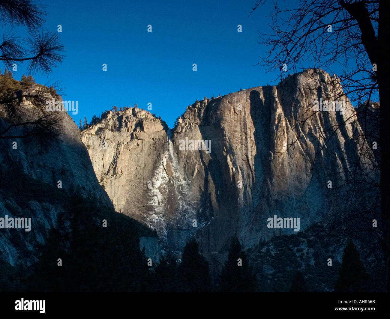 Upper Yosemite Falls im November kurz nach Sonnenaufgang Stockfoto