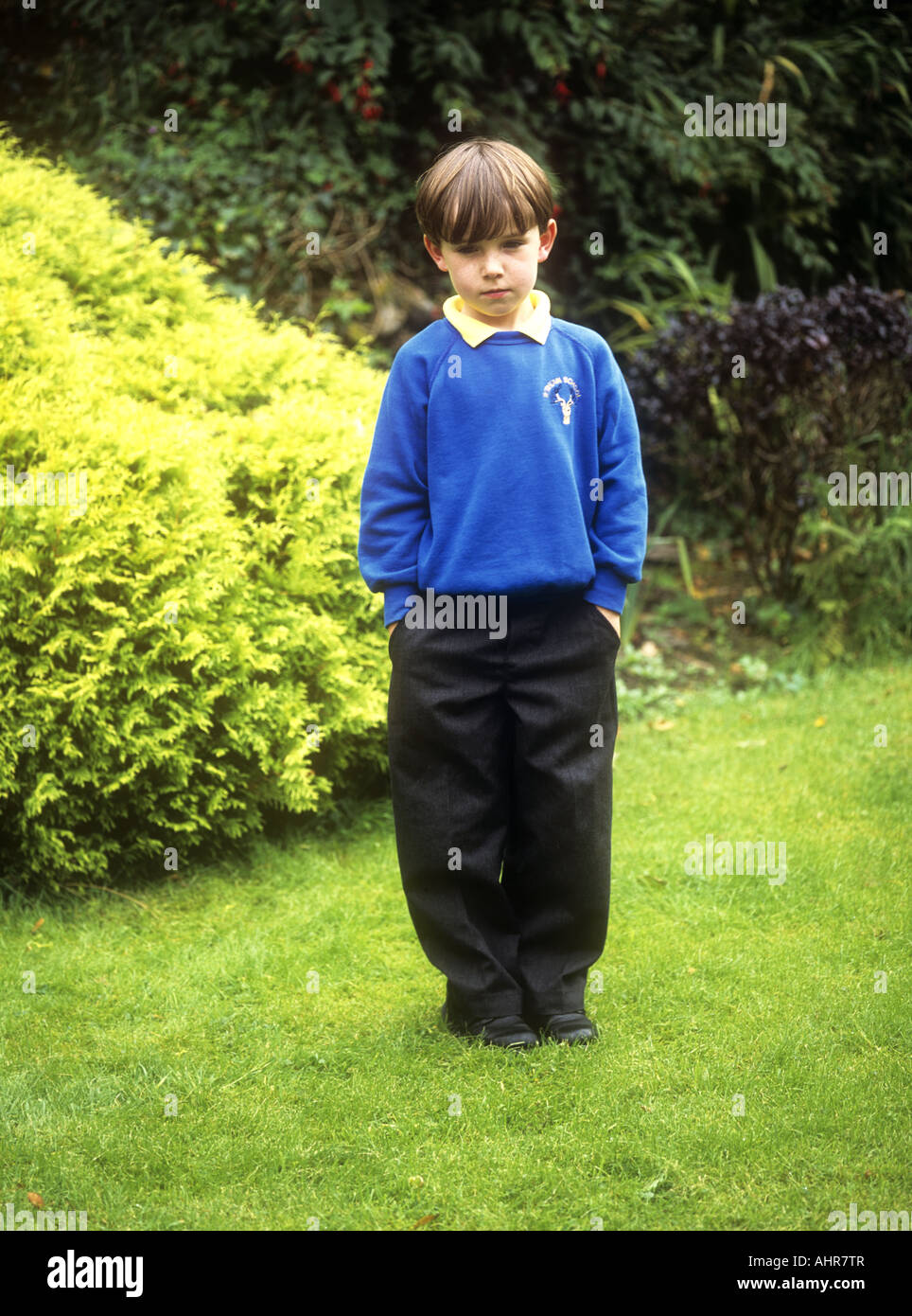 Kleiner Junge in Schuluniform, der traurig aussieht, England, Großbritannien Stockfoto