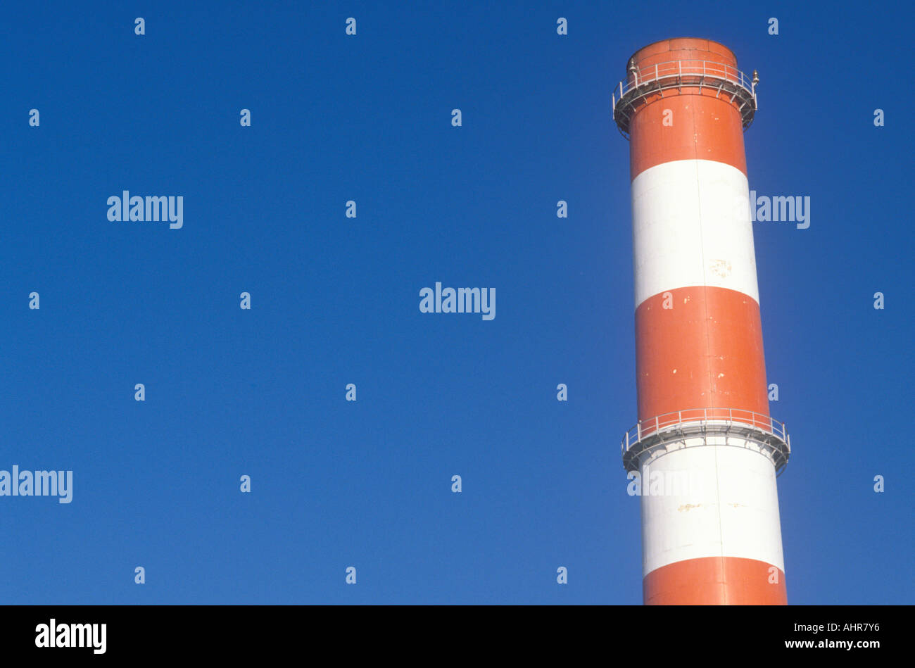 Eine rote und weiße Schornstein im Scattergood Dampf Werk in Los Angeles CA Stockfoto