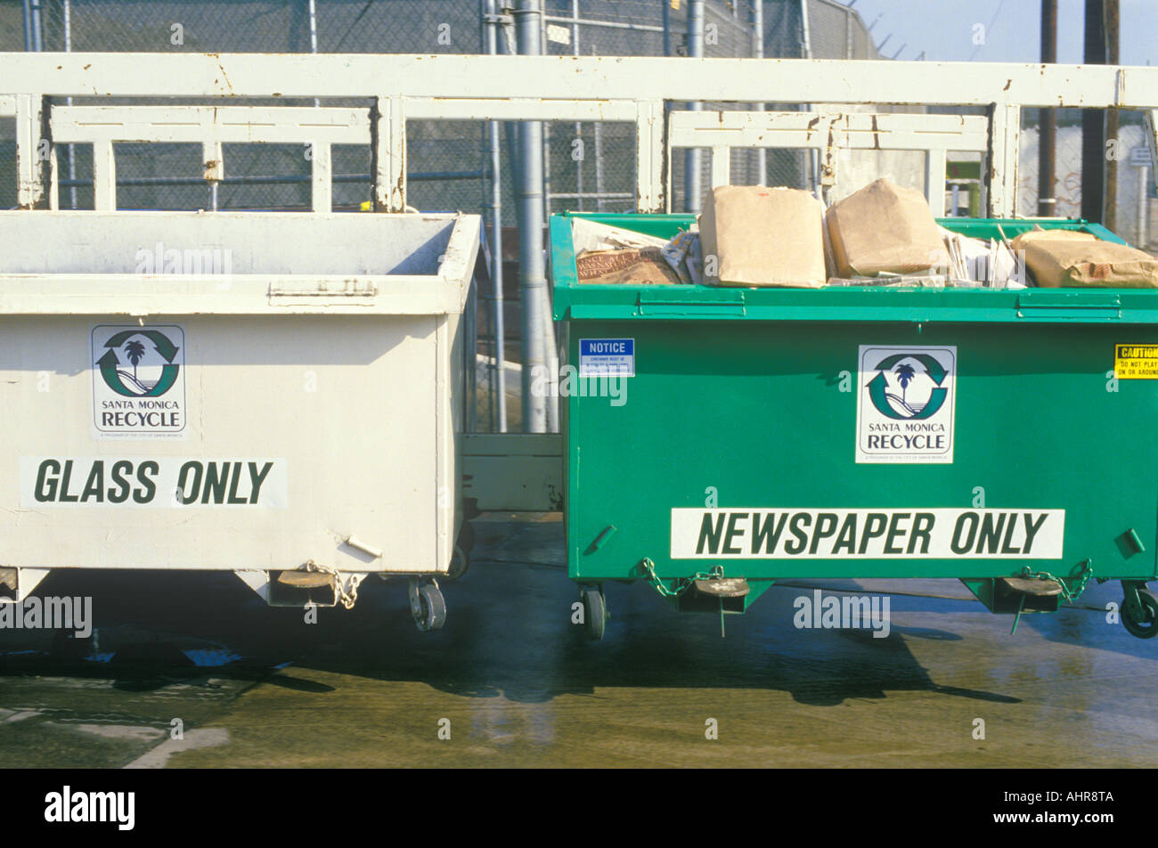 Separate recycling-Behälter für Glas und Zeitung Stockfoto