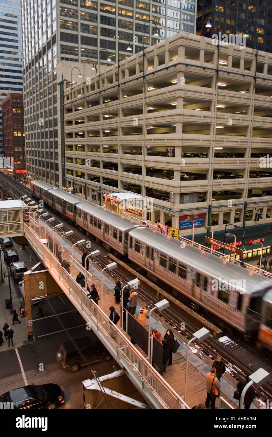 Blick hinunter auf einer Hochbahn CTA-Plattform an Brunnen und Madison in Chicago Stockfoto