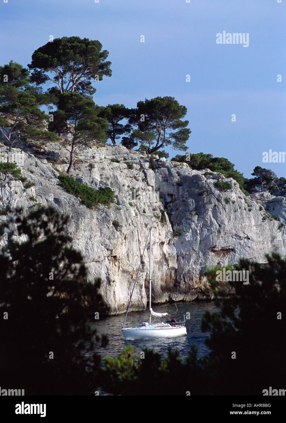 Segelboot in der Massif des Calanques Stockfoto