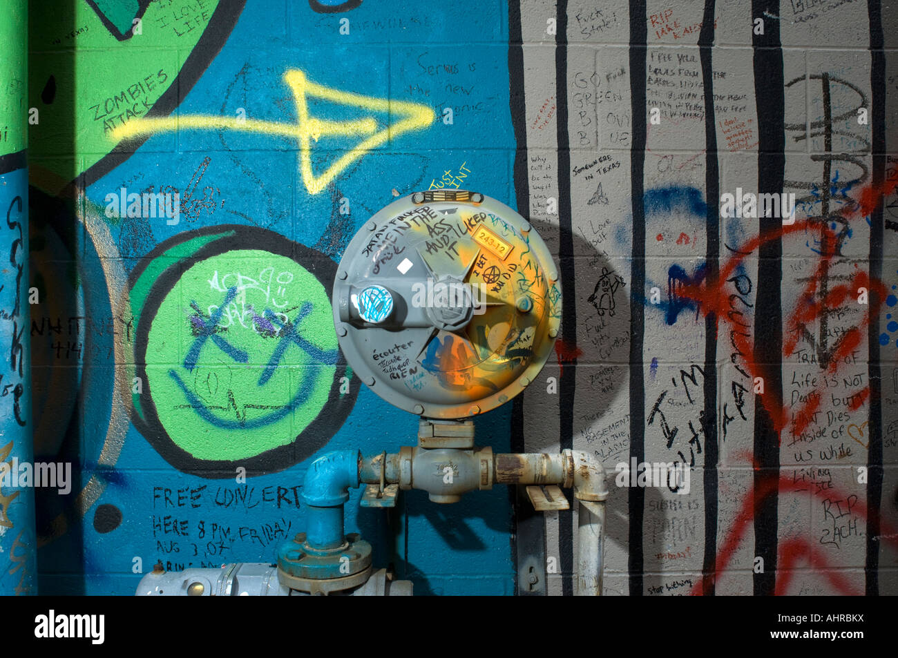 Graffiti, Wand und Sanitärinstallationen Ann Arbor Michigan bedeckt Stockfoto